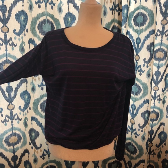 Oakley workout shirt! Cut out back - Picture 3 of 3